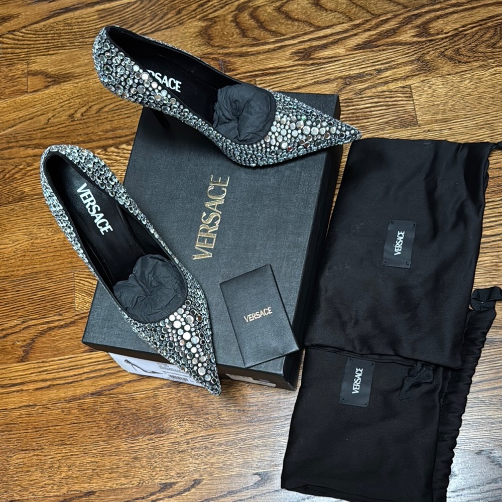 Brand new Versace pump size 38 true to size comes with box and dust bags.
